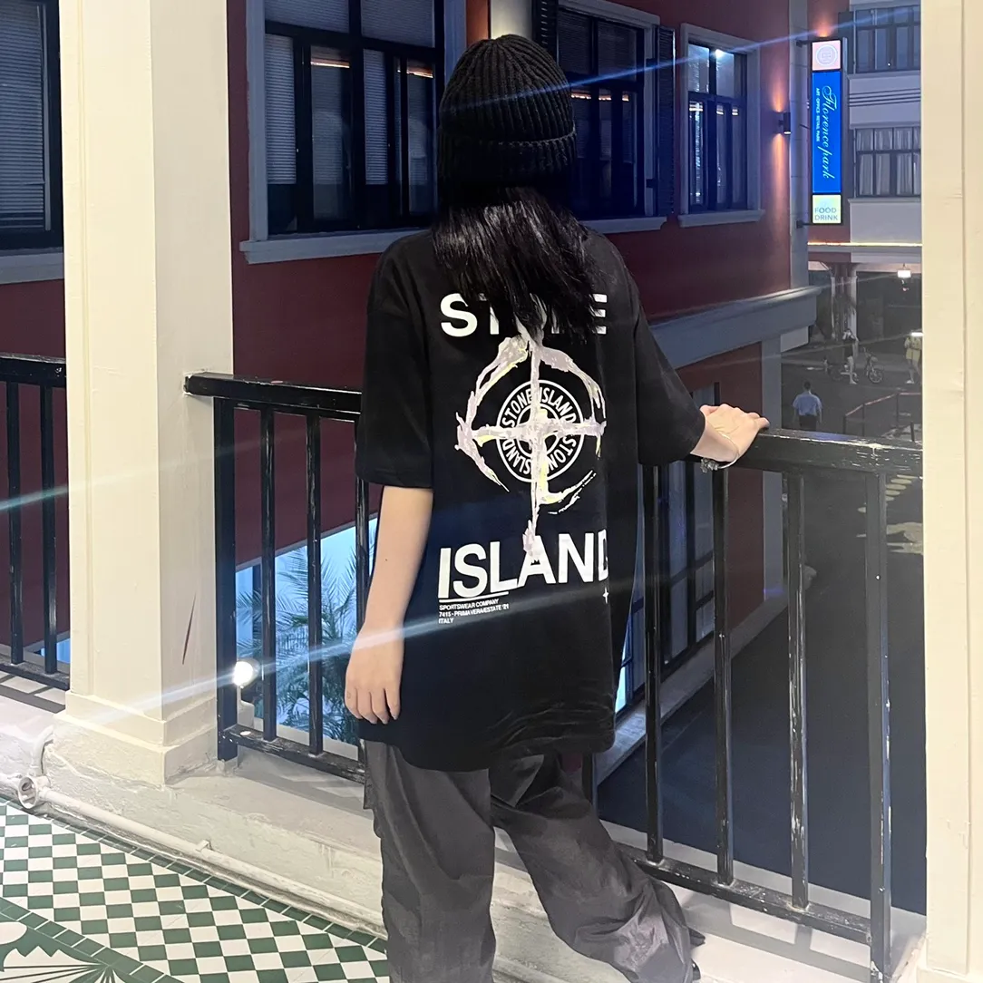 W620#P110💰 [Stone lsland/Stone Island summer new short-sleeved T-shirt with ruins compass print on the back] ⚠️[Original creation with high control of details] - Made of 260g combed cotton 32-count double yarn, soft and comfortable to the touch, sweat-absorbent and breathable. - Simple basic and versatile style, original single quality, the first choice for couples. - Made in a large factory, four needles and five threads on the shoulder, neat alignment, high quality workmanship. - Same style for men and women. Very versatile, one piece for everyone, details are clearly visible. Color: Black White Size: M L
